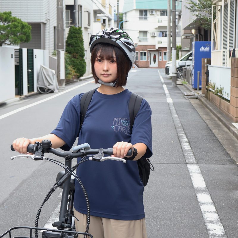 自転車で訪問に向かう若手ヘルパー